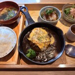 カフェ TSUKUMO食堂 - ハンバーグセット(ご飯大盛り)
蒸し鶏とクスクスのサラダ
わかめときのこの卵とじ
鉄板煮込みデミグラスハンバーグ
お豆富としいたけの揚げ出し
ハンバーグのソースが酸っぱくて変わってました