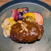 ビストロ ハマイフ - 付け合せは赤カブ、黄色いカリフラワー、紫カリフラワー、エシャロットクリーム煮