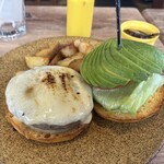 オレンジバーガー - モツァレラはバーナーで焦げ目をつけてから提供される。アボカドとの相性good！