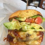 オレンジバーガー - 都度ケチャップを付けながらも美味しいですよって。