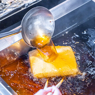 揚げたてでご提供♪丁寧に仕立てる、ふっくら優しい名物おあげ