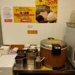 横浜家系ラーメン 大輝家 - 税込み１００で食べ放題ライスバーコーナー
