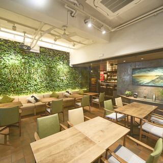 開放的なカフェスペース