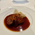 銀座 ハプスブルク・ファイルヒェン - 淡路島玉ねぎ　佐助豚のミスジとスペアリブの赤ワイン煮込み
      カルトフェルピュレを添えて