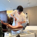 銀座 ハプスブルク・ファイルヒェン - オーナー自ら切ってくれます♪