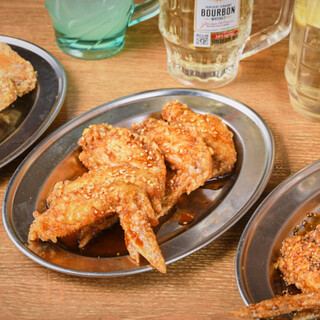 注文後に揚げるアツアツ手羽先◎10種類のフレーバーを楽しむ