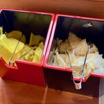 そば・天丼 ひろ田.奥カフェ - こちらもサービス。この日はたくあんとガリ