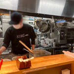 キング製麺 - スタッフさんのTシャツにKINGのロゴ。