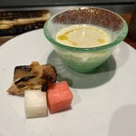 薪炭まだら - 箸休めは春キャベツの冷製スープにカリフラワーピクルス、紅白の大根