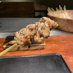 薪炭まだら - 出汁に漬けたせせりに塩昆布を載せている　そりゃー美味いやろ〜