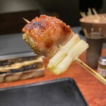 薪炭まだら - 抱き身は、オスの胸肉にメスの皮を合わせていると言うこだわりよう、焦がし醤油で美味さと香ばしさが半端ない