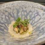 薪炭まだら - 本日のスペシャリテ：京赤地鶏の手羽先の中にもち麦と舞茸を詰めた焼き鳥、ソースは鶏出汁、アオサ、アサリ、トリュフ。ソースと一緒にスプーンで大胆に食べるべし‼️