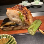 薪炭まだら - 皮を巻いたささみにシソを挟んでアクセントつけた秀逸な串焼きだった　美味すぎー