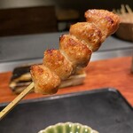 薪炭まだら - 手前側3個は若鶏、向こうの2個は親鳥のぼんじり食べ比べです、にくい演出だわー