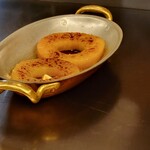 エクシブ軽井沢 鉄板焼 - 熱々の焼リンゴと冷たいバニラアイスクリーム