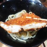 古武士 - 鶏胸肉350ｇを１枚ド～ンと使ったメガチキンカツ！断面はこんな感じです。肉厚で食べ応えあり！