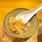 中華そば しば田 - 炊き込みご飯に卓上の柚七味を掛けてみました