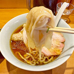 中華そば しば田 - 大きなワンタン