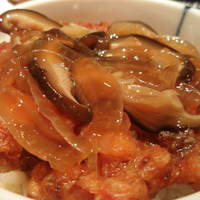 川越 - かきあげ。上に玉ねぎと椎茸のあんがかかってます。