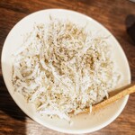 自家製麺 麺屋 利八 - しらすごはん(400円)