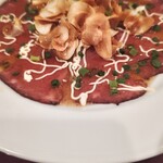 She Her’s - 牛肉のカルパッチョにんにくチップのせ