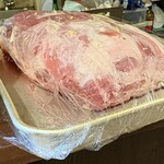 バルハチゴー - おぉ〜！カウンターの上に仕込み中の豚肉♡
