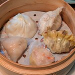 yum - 鶏と蓮根チーズ、鶏とごぼう、ズワイガニ焼売、エビとポルチーニ、鶏白湯小籠包