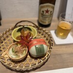 圍ヰ - 突き出しと赤星で乾杯