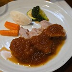 キッチン ブルー グローブ - 三元豚ヒレ肉ソテーのアップ