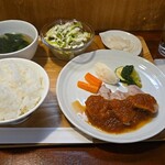 キッチン ブルー グローブ - 三元豚ヒレ肉ソテー　すりおろし林檎とソテーオニオンのポリネシアンソース