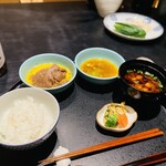 276320157 - すき焼き、ご飯、味噌汁、香の物