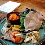 ガラタ - ⭐️ビール、ワイン、サングリア、リモンチェッロなどランチドリンク付き♡¥2500ランチシェアコース♫前菜盛り合わせ♡こちらは1人一皿ずつです♫ここからランチワイン注文のお客さまも♡