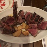 トラットリア ブカ マッシモ - メインの1.3kgのビステッカ。写真はアレですが、ど迫力です！追加の味付け無しでこのままでガンガンいけます。