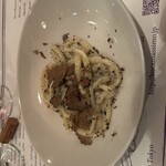 トラットリア ブカ マッシモ - トリュフのパスタ。1人ずつ分けられて配膳されます。