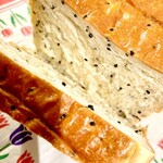 ベーカリー プポル - ごまのぷちぷち感がクセになります。