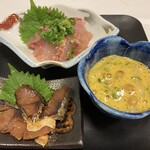 かすり - [上から時計廻りで]勘八の酒盗和え,水だこ納豆,さばのぬか漬あぶり