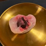 森八大名閣 - 厳選した梅を丸ごと、羽二重餅で包んでいます。