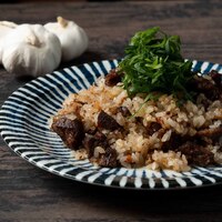 牛すじと九条ネギのガーリックライス