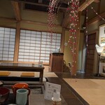 梅窓庵 - 囲炉裏と餅花のオブジェが垂れ下がってます
      （豊作や幸福を願って日本各地で木の枝に赤や白の餅や団子を花に見立ててくっつける風習があるみたいで、寿長生の郷でも作られるみたいです。）