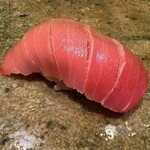 神田錦町 鮨たか晴 - 鮪中トロ ※とろける食感と溢れる旨味！今日１番のネタ！