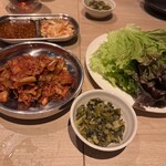 韓国食堂 ジョッパルゲ - キャベツキムチとサニーレタスと高菜炒めのお通し