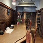 喫茶 ノスタルジア - オミセの奥。土曜日には生ライブも開催されたよ。