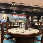 好運来 - 店内の様子　左側で調味料　右側で野菜や麺　バイキング