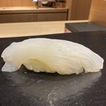 あま木 - アオリイカ　酢橘　塩　ねっとりとした食感と甘味の余韻が長く、今年いろいろなお店でいただいたアオリイカで一番美味しい仕立てだと思いました。