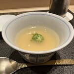 あま木 - 蛤の上品な出汁、塩分も程よく全身に沁み渡る味です。木枯らし吹く今夜にぴったりの先付でした。