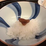 山玄茶 - 大将ご自慢の梅干しをチョンとのせて。私、おにぎりの具は梅が一番好き❤️