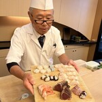 山玄茶 - 本日の食材です〜と、ご紹介中の大将。鼻メガネがチャームポイント(*≧艸≦)早口になりそうな料理の説明も、いつも丁寧で親切。こういう所に大将の温和なお人柄が現れます。