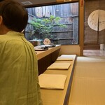 山玄茶 - 秋といえば、濃いブラウンやワインレッドを選びがちですが、こっくりと深いピスタチオカラーをチョイスするとはさすがモデルハダシの千様。