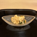 山玄茶 - 先付は「海老のアーモンド揚げ」パリパリとした食感が香ばしく斬新。まるで中華みたいと思いきや、しめじ、ほうれん草、菊なますなど和のお出汁がアクセントに。