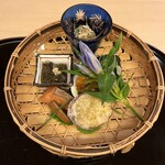 山玄茶 - 竜胆の花、大好きなんです。ちょっぴり寂しげな秋に咲く紫色がかわいい。山玄茶さんご自慢の八寸。
